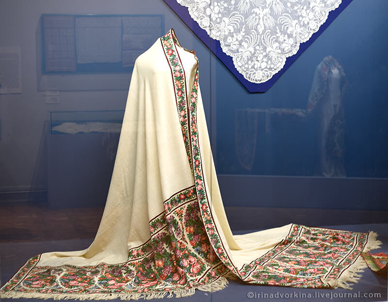 Россия, 1830-е. http://annabesvi.blogspot.com/2019/01/xviiixxi.html (посмотрите по ссылке, там репортаж выставки, разные платки) Вообще фото той выставки можно найти в Сети. 