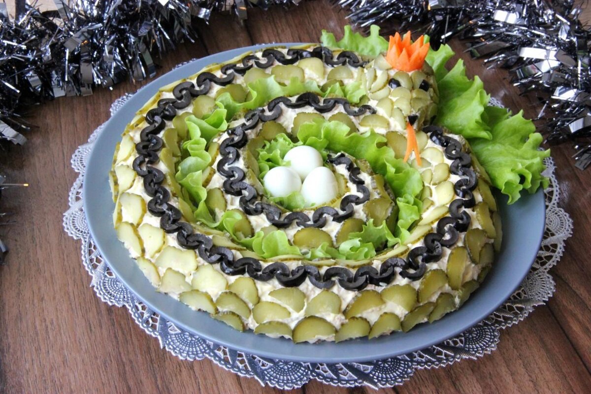  Куриные грудки 330 
гр
Куриные яйца3 
шт.
Ананасы 340 
гр
Грецкие орехи50 
гр
Твёрдый сыр100 
гр
ЗАПРАВКА:
Майонез120 
гр
Чеснок2 
зубч.
ДЛЯ УКРАШЕНИЯ:
Маслины 20 
шт.
Маринованные огурцы4 
шт.
Перепелиные яйца3 
шт.
Морковь 1 шт.