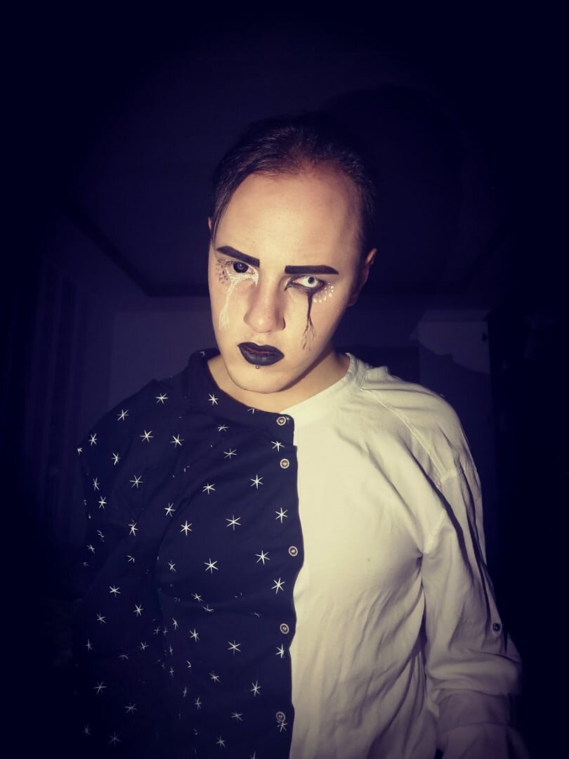 Разрисовал лицо в три часа ночи, что бы сделать одну фотографию