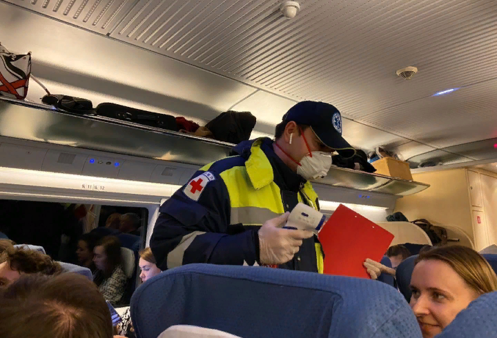 Это в Сапсане. Точно такой же штукой у меня измерили температуру в простой электричке.