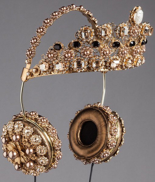 Наушники от Dolce Gabbana. Фото взято с яндекс картинки.