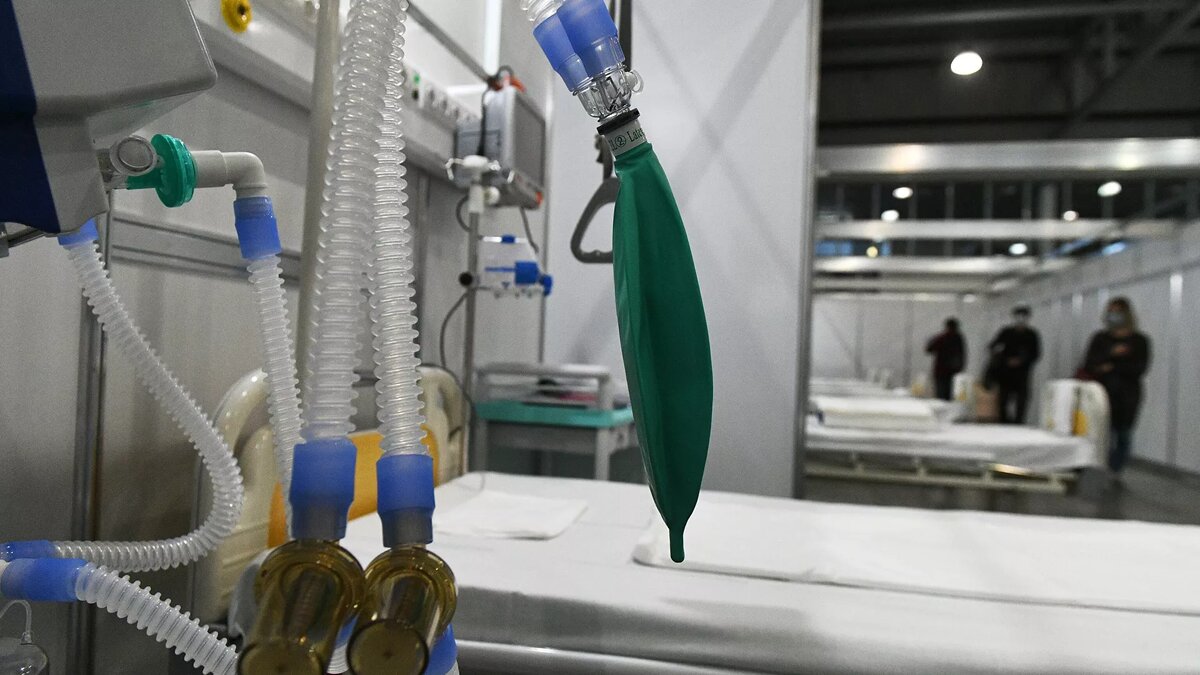 Назван фактор, более чем вдвое увеличивающий риск смерти от COVID-19


МОСКВА, 18 окт – РИА Новости. Заболевания почек более чем вдвое увеличивают риск летального исхода при коронавирусной инфекции. К такому выводу пришли ученые Имперского колледжа Лондона, исследование опубликовано в журнале Anaesthesia.

Специалисты проанализировали данные 372 пациентов с COVID-19, госпитализированных в реанимации четырех больниц Лондона и Бирмингема в период с 10 марта по 23 июля.

Так,  у 216 пациентов имелись проблемы с почками, хронические или вызванные  инфекцией, из них умерли 107 человек (около 50%). При этом из числа  остальных 156 пациентов без каких-либо патологий почек скончались 32  человека (21%).
Назван фактор, более чем вдвое увеличивающий риск смерти от COVID-19 05:06 18.10.2020
18413
Медицинское оснащение в палате временного госпиталя для пациентов с COVID-19 в Международном выставочном центре Крокус Экспо в Красногорске - РИА Новости, 1920, 18.10.2020
© РИА Новости / Максим Блинов
Перейти в фотобанк
Читать ria.ru в
МОСКВА, 18 окт – РИА Новости. Заболевания почек более чем вдвое увеличивают риск летального исхода при коронавирусной инфекции. К такому выводу пришли ученые Имперского колледжа Лондона, исследование опубликовано в журнале Anaesthesia.
Специалисты проанализировали данные 372 пациентов с COVID-19, госпитализированных в реанимации четырех больниц Лондона и Бирмингема в период с 10 марта по 23 июля.
Так, у 216 пациентов имелись проблемы с почками, хронические или вызванные инфекцией, из них умерли 107 человек (около 50%). При этом из числа остальных 156 пациентов без каких-либо патологий почек скончались 32 человека (21%).
Исследователи предположили, что это может быть связано с воздействием вируса на организм в целом, "перекрестной связью" между легкими и почками, а также использованием токсичных средств при лечении инфекции.
Актуальные данные о ситуации с COVID-19 в России и мире представлены на портале стопкоронавирус.рф.