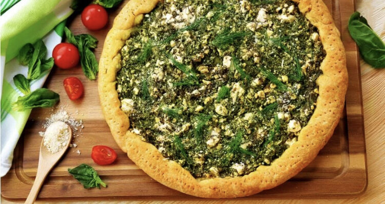 Современный пирог без сюрпризов, с зеленью.