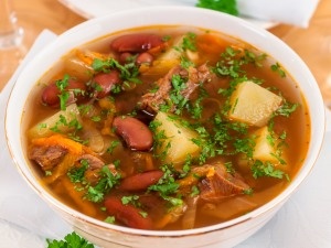 Фасоль замочить в холодной воде на 3–4 часа.Мясо нарезать небольшими кусочками.Залить водой.
Посолить.
Поставить на огонь.
Варить в течение 1 часа.Добавить фасоль.
Варить почти до готовности (примерно 30–40 минут).Картофель почистить.
Нарезать кубиками или брусочками.После того, как фасоль будет почти готова, добавить картофель.Добавить капусту.
Варить в течение 10 минут.Лук мелко нарезать.Морковь натереть на средней терке.Обжарить лук на растительном масле.Добавить морковь.
Немного обжарить.Добавить томатную пасту.
Тушить в течение 5 минут.Добавить обжаренные лук и морковь.
Если необходимо, посолить.
Варить до готовности картофеля.Приятного аппетита!