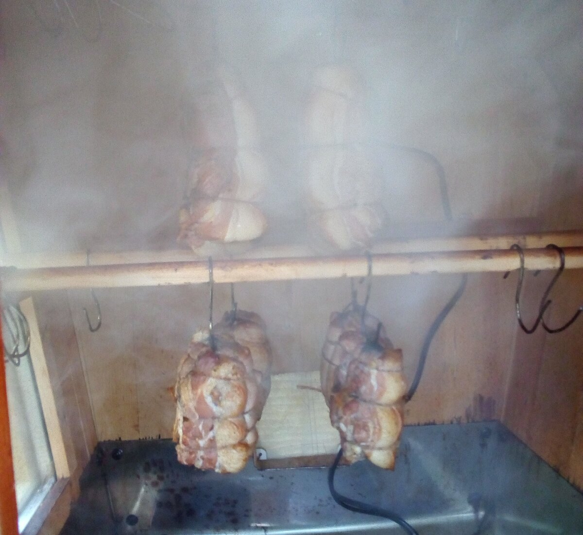 Процесс копчения мяса.
