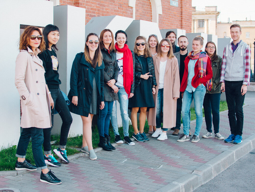 HOP&SCOTCH есть с 2011 года. За это время у нас работало больше 300 преподавателей.  На фотографии — часть команды HOP&SCOTCH в 2016 году. 