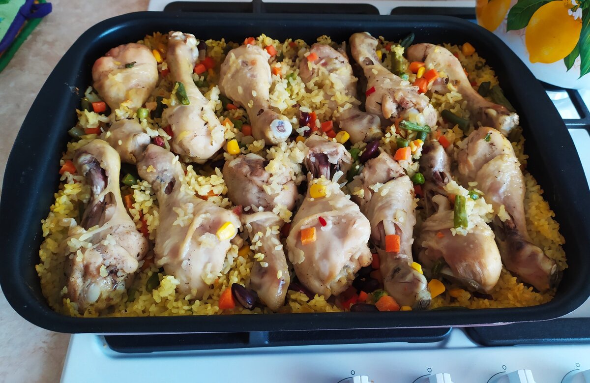Запечённые голени с рисом и овощной смесью