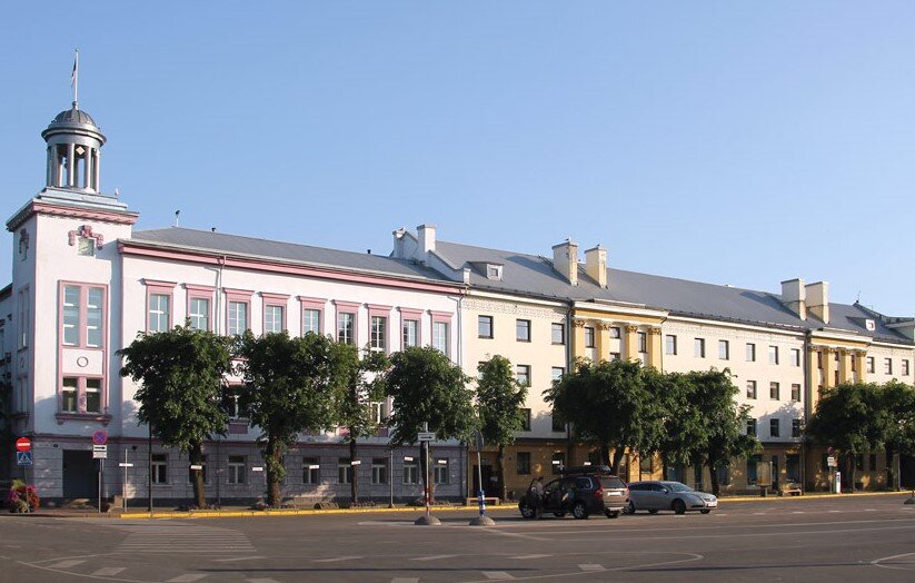 Фото: Петровская Площадь, Нарва, источник - www. domofoto.ru