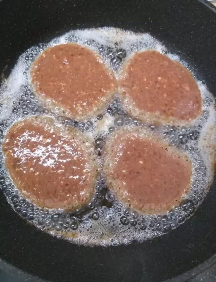 Процесс жарки котлет.