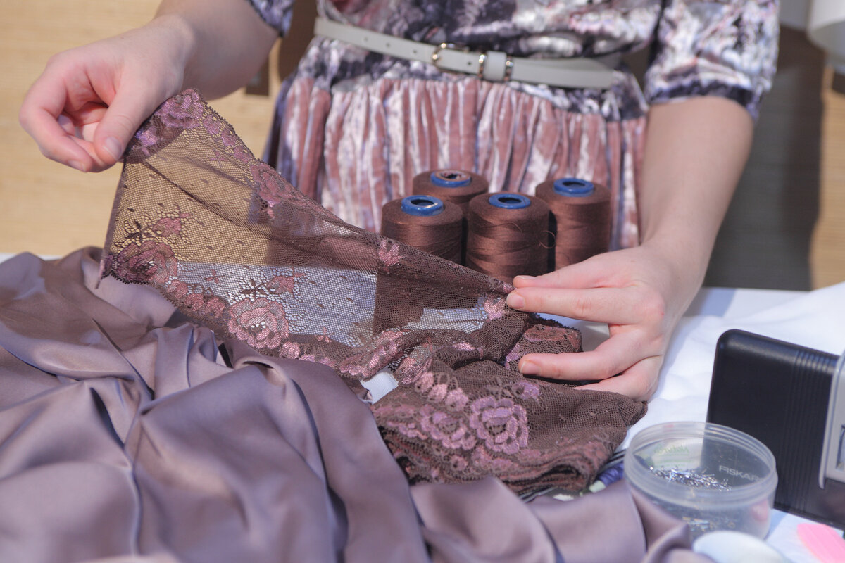 На самом деле этот материал был у меня отложен уже некоторое время. Были мысли сшить из него топ на бретелях или платье-комбинацию лаконичного кроя..