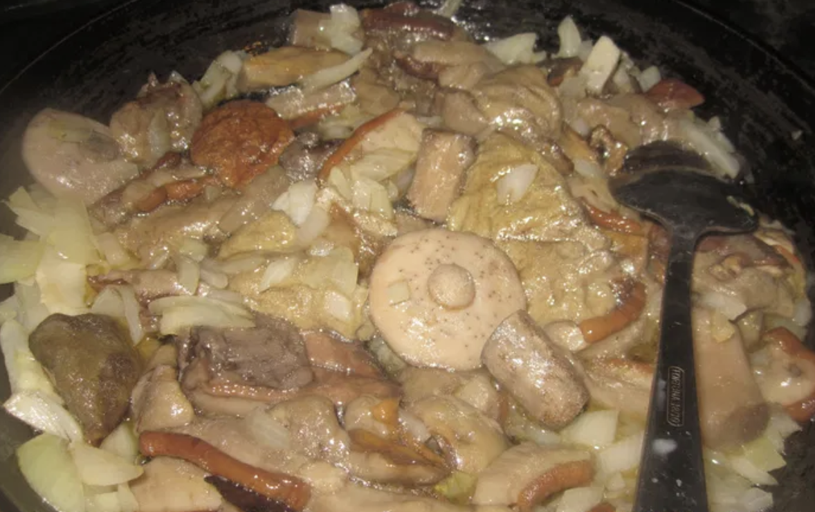 Обжариваем грибы с луком на сковороде. Мое фото