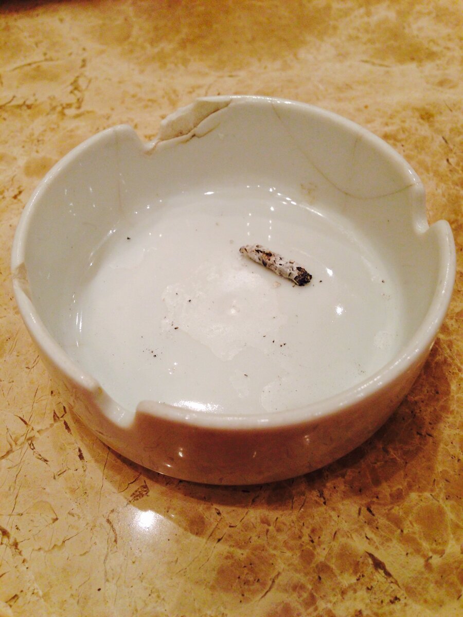 Найти целую пепельницу или тарелку было проблемой