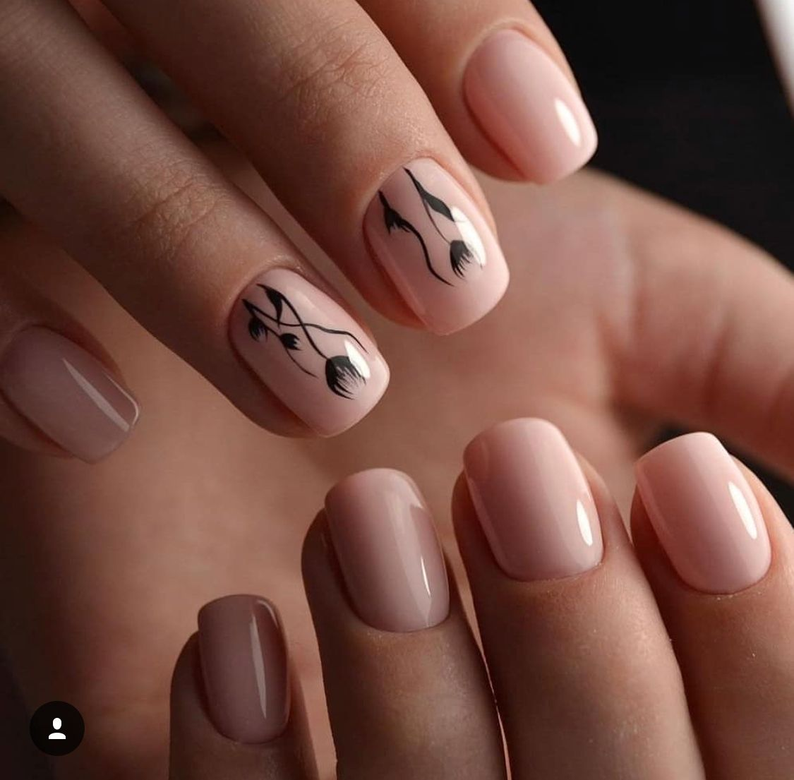 нежный весенний маникюр. серо-розовый маникюр. розовый маникюр с веточкой. маникюр с веточками и листочками. маникюр с рисунком веточки.