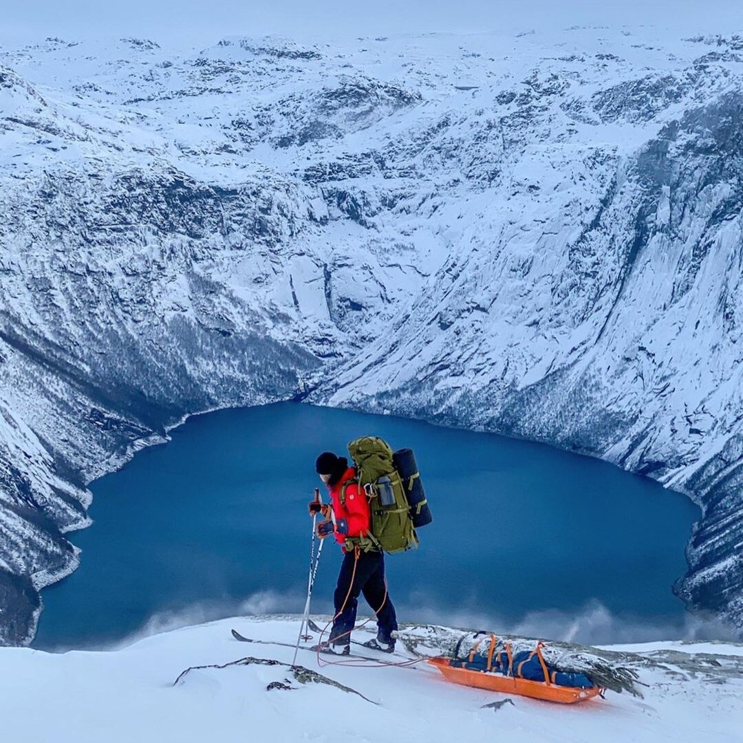Ёлку в санки, рюкзак на плечи и вперёд, покорять горные вершины. Фото Falk Omdal