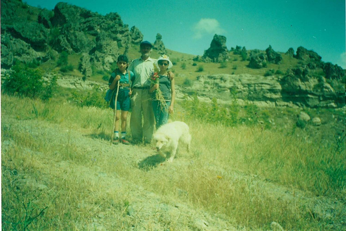 Дедо с внуками и собакой Бохар в своей деревне в Арцахе. Фото из архива семьи Казарян