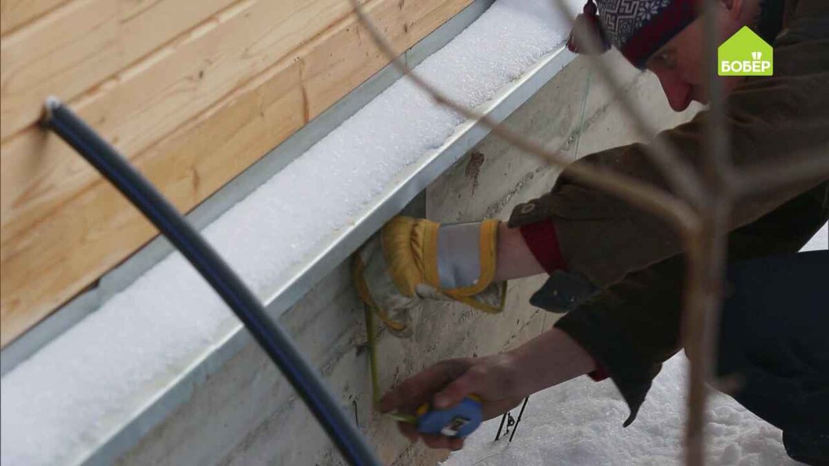 При помощи рулетки измерьте отверстие продуха. В данном случае оно составляет 21,5х15 см.