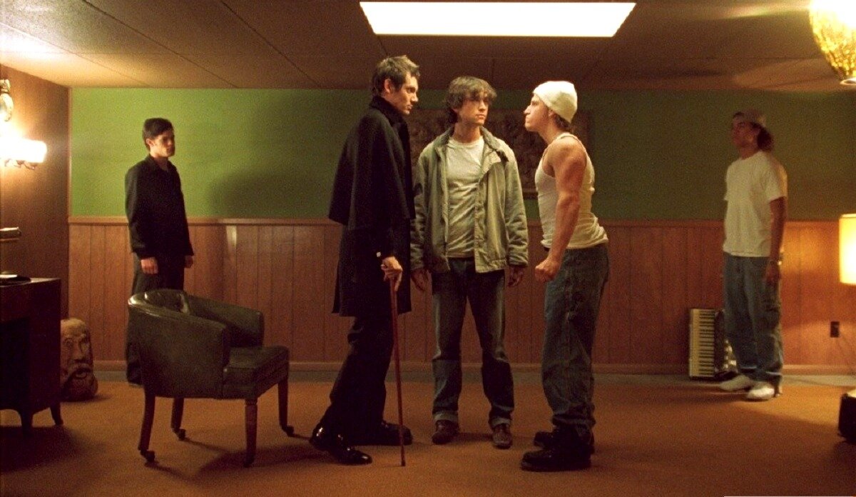 Главный гад в фильме (с тростью) больше напоминает участника школьного драмкружка, но пусть вас это не обманывает - на самом деле парень злее любого гопника. 