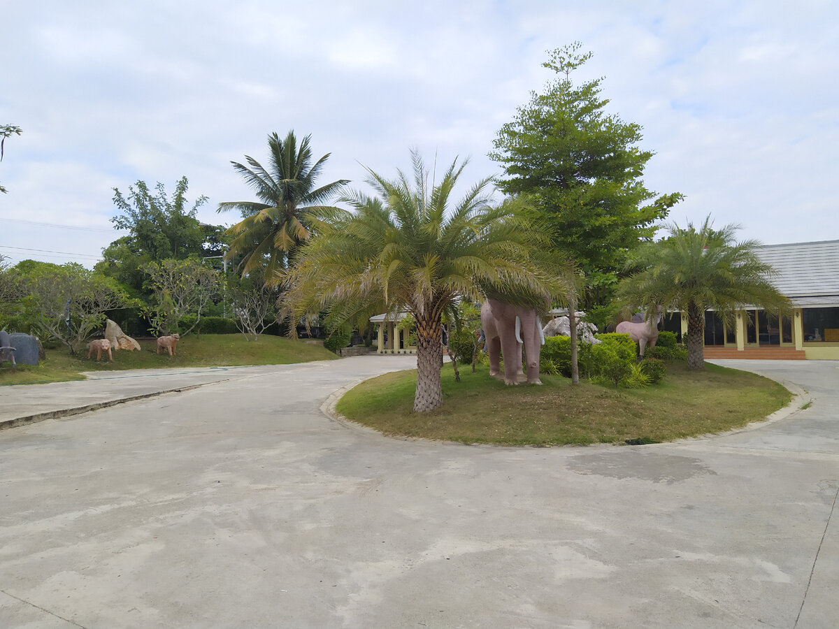 Хотите увидеть в Лаосе слонов - пожалуйста, вот он, из бетона, прячется за деревом, сбоку "гуляют" леопарды, или кто это