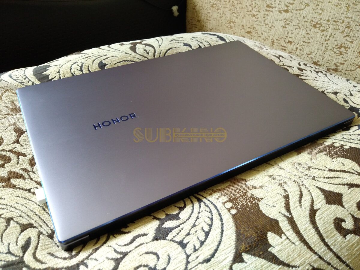 На крышке сделаны блестящие фаски. Листайте дальше. Фото автора