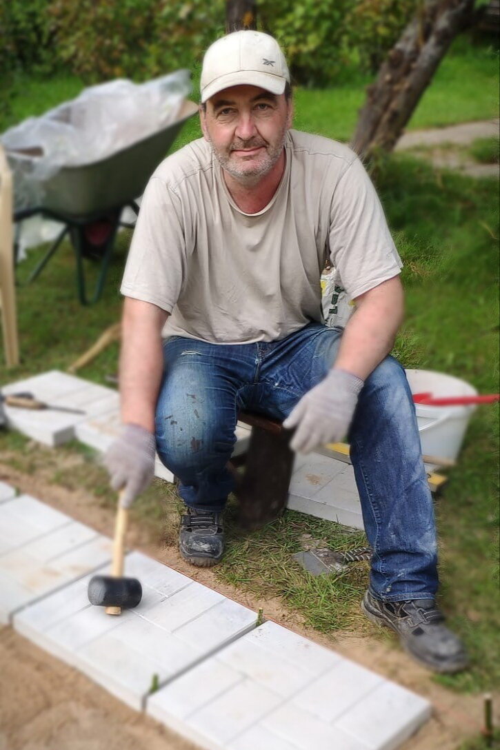 Облачившись и вооружившись - начал строить площадку