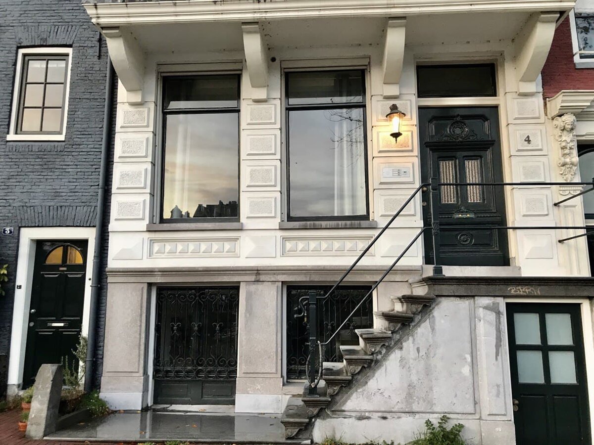 Очень нравится чистота и порядок в Амстердаме. Красивые и ухоженные дома, убранные территории, несмотря на изобилие баров, клубов и кафе, в центре города всегда спокойно и безопасно.