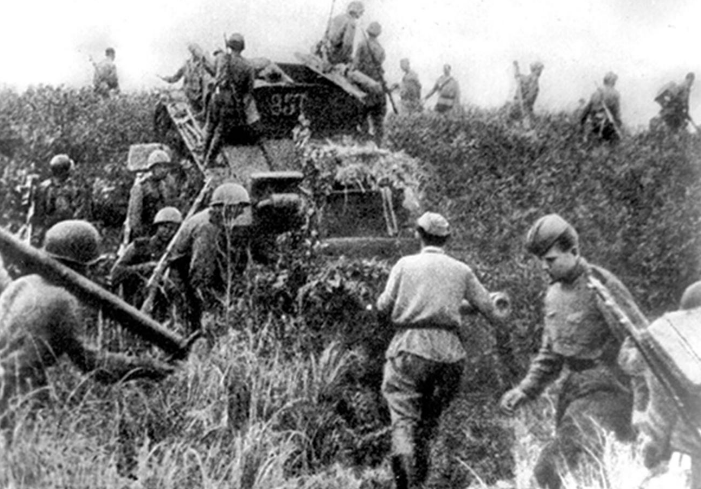 Советские войска переходят границу Маньчжурии, 9 августа 1945 г. Источник: Яндекс.Картинки