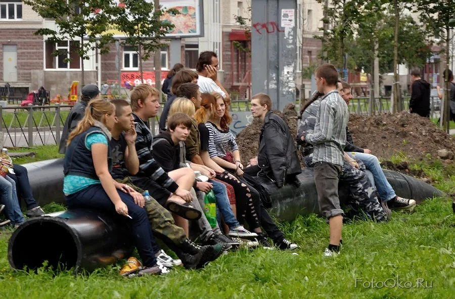 Портят молодую. Современная молодежь. Группа подростков на улице. Молодежь во дворе. Компания подростков на улице.