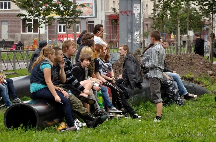 На улицу на улице стоял. Группа подростков на улице. Молодежь во дворе. Провинциальная молодежь. Люди во дворе.