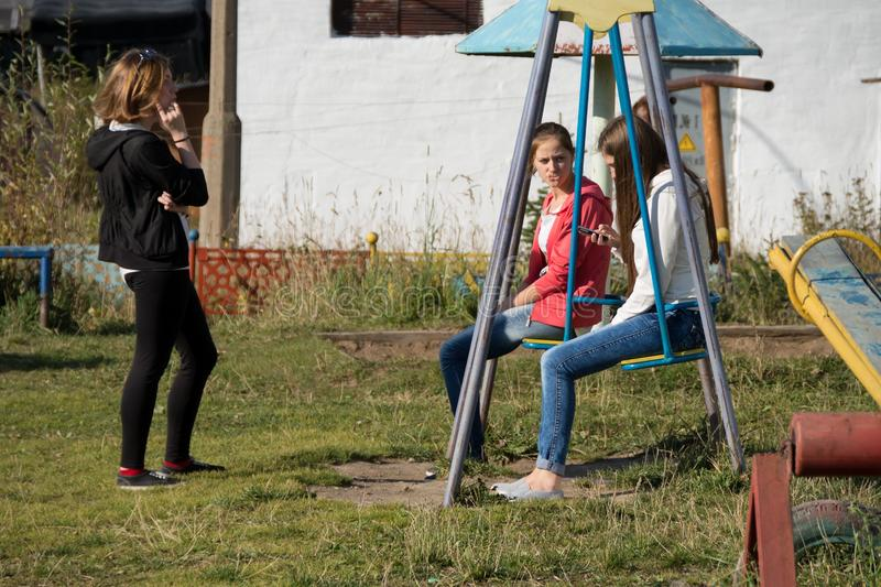 Гулять ли на детской площадке. Девочка на детской площадке. Подростки на детской площадке. Девушки на детской площадке. Девочка на детскойплощадки.