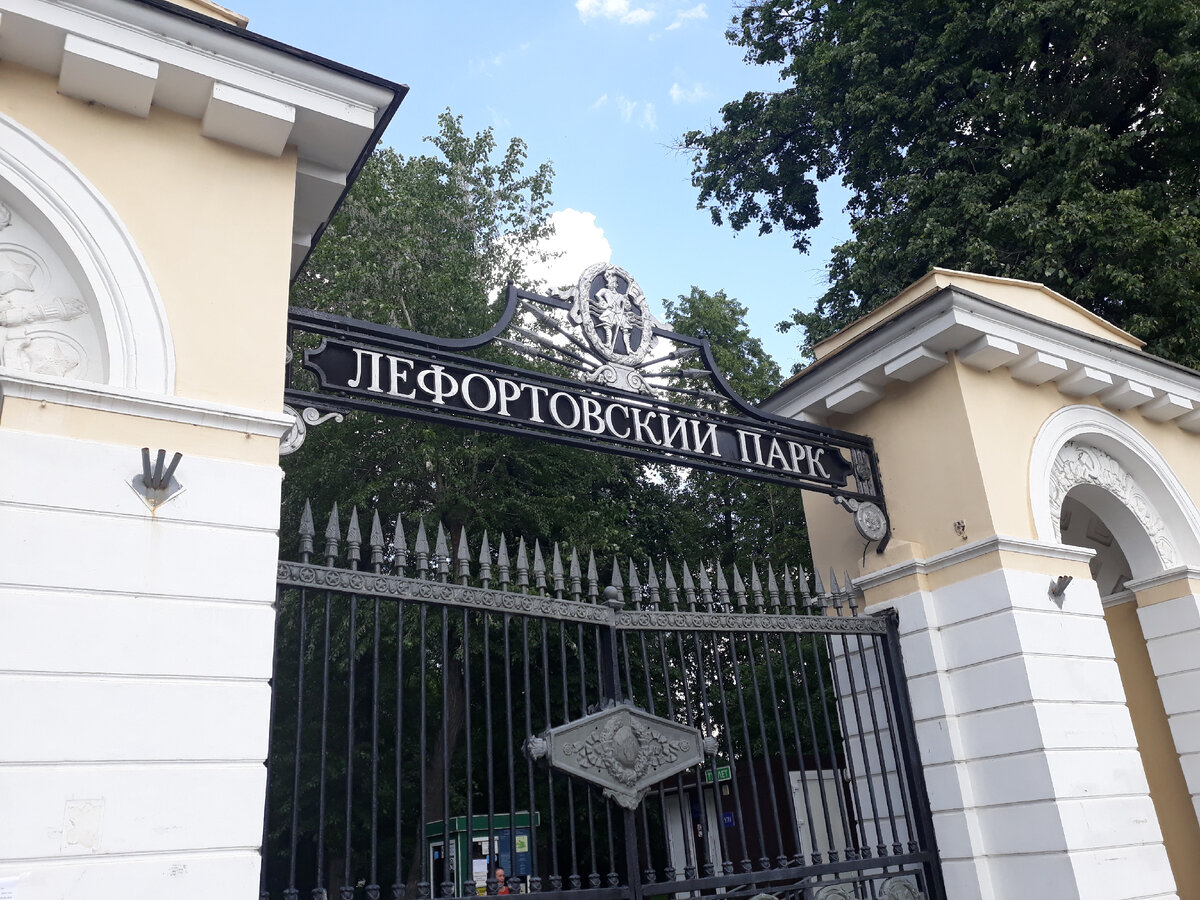 Главный вход. Мы обычно заходим с заднего