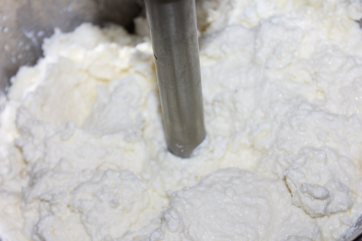 Творожную начинку разбиваем блендером