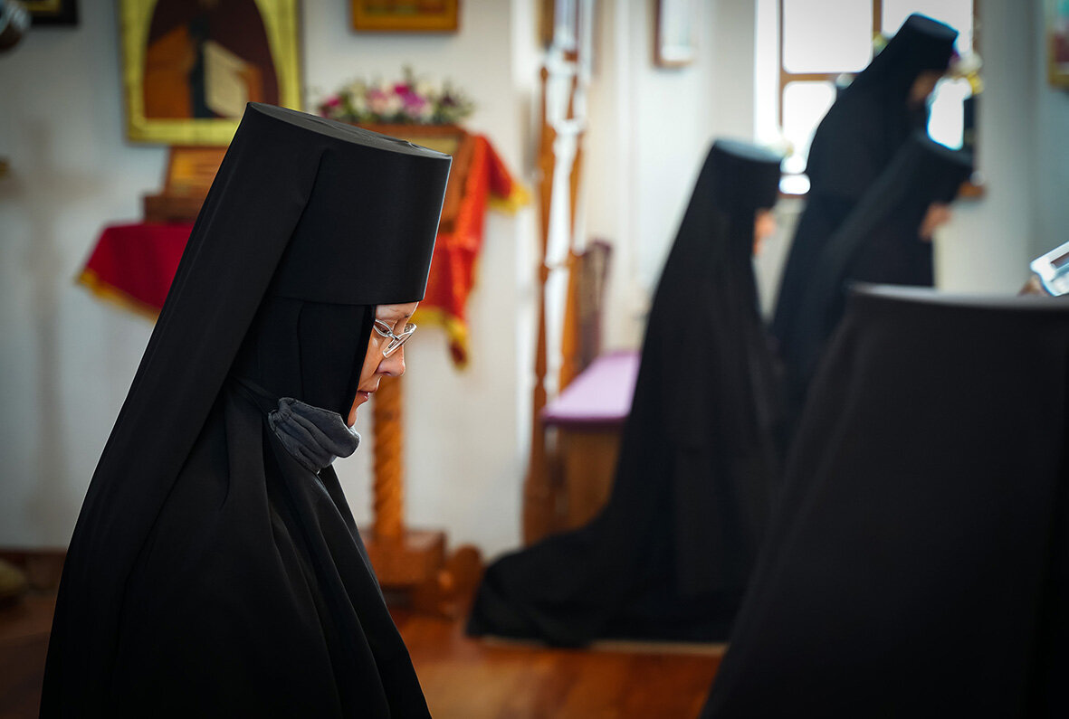 На службу монахини приходят строго в чёрном одеянии.Фото Бориса Слепнева