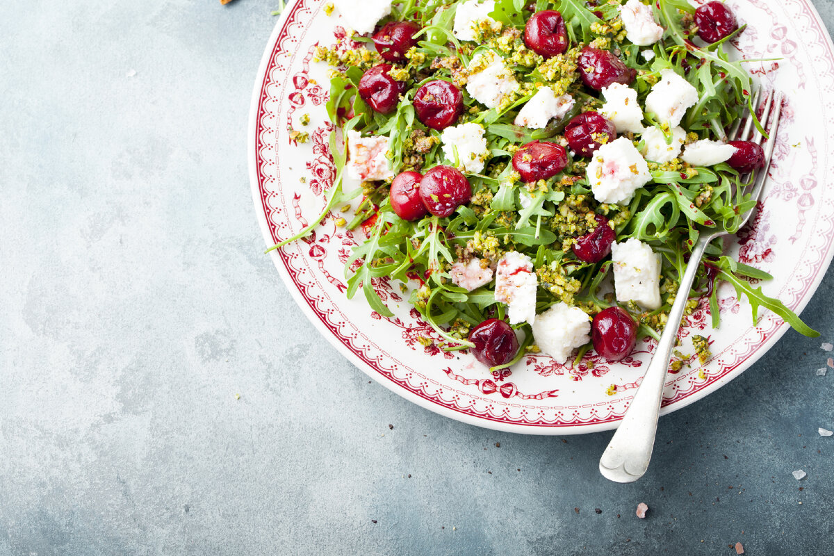 Фрукты традиционно хорошо сочетаются с нежным сыром