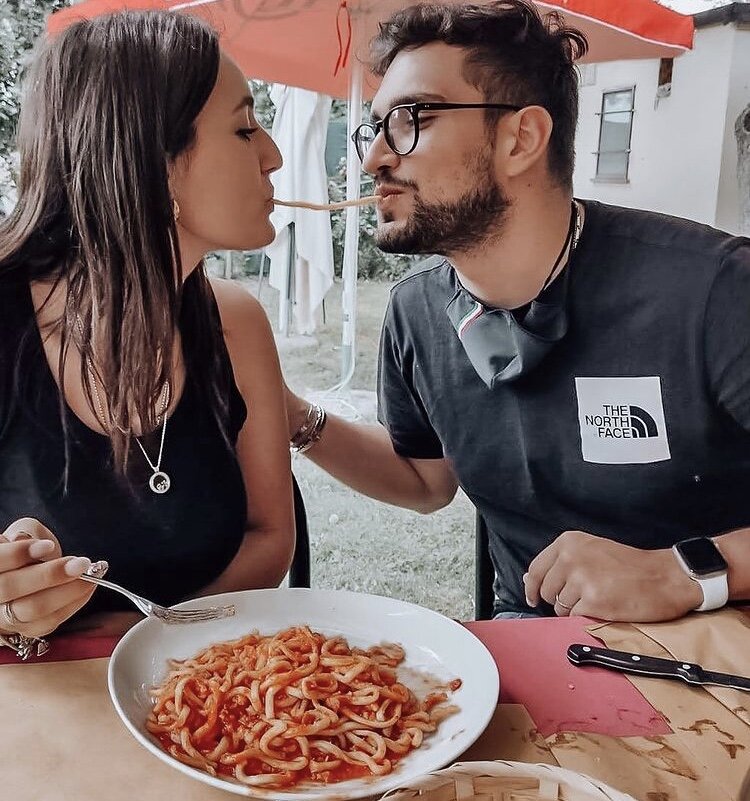 В Италии самый часто задаваемый вопрос: «А что Вы приготовили, что ели?». Поэтому итальянские пары организовывают вечера в виде совместной трапезы и получают удовольствие от общения или вкусного обеда и ужина 