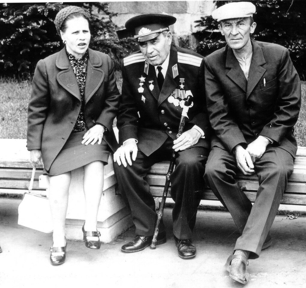 На фото встреча отца с командиром полка П.М. Гавриловым. Брест. 1975 г. Из личного архива.