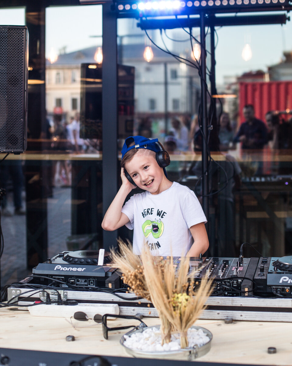 Мой старший сын Ирандек, за диджейским пультом