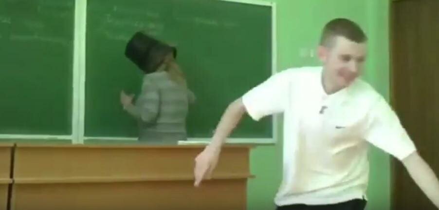 Учитель кинул