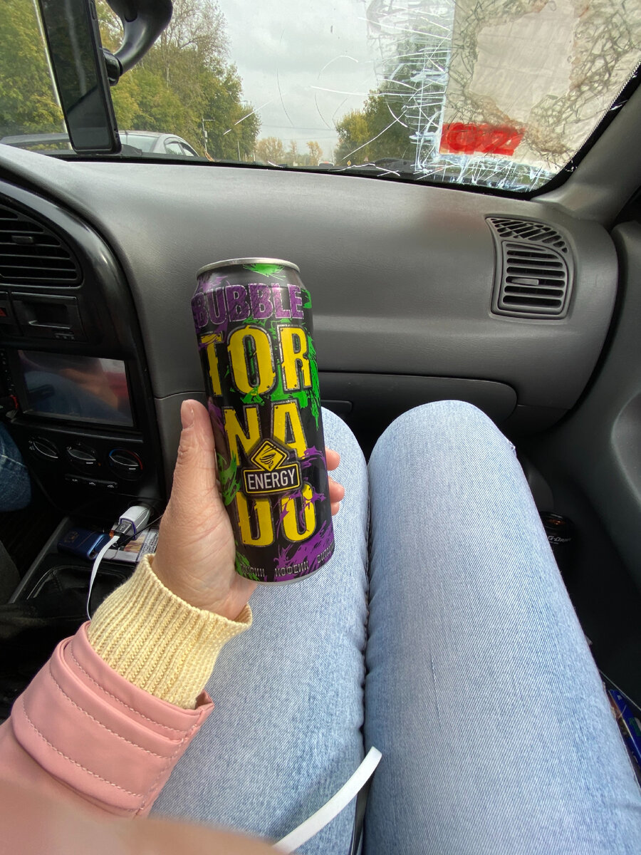 В машине.