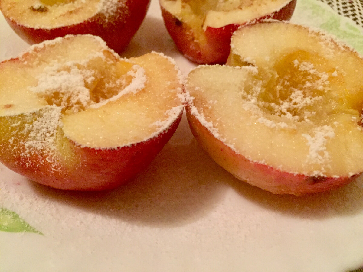 Яблоки печеные со взбитыми сливками. Запеченное яблоко с творогом с вишней. Яблоки в сахаре. Ванильные яблоки запеченные очищенные.