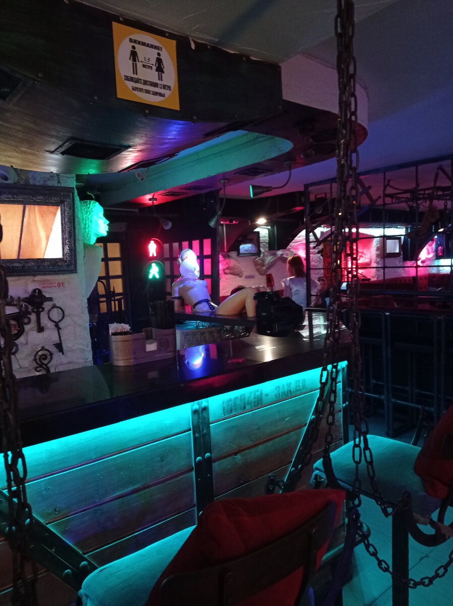 Мне нравится думать, что это разные вариации той самой роковой шпионки