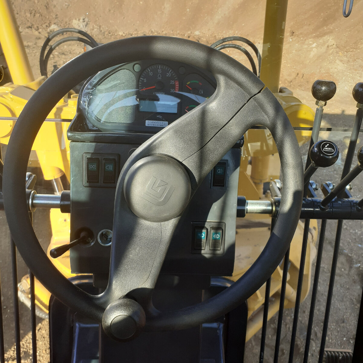 Такая трещина появилась на руле.