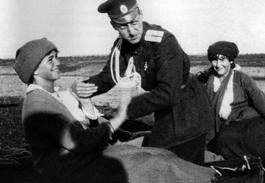 Мария Романова и Анастасия с двоюродным братом, великим князем Дмитрием Павловичем