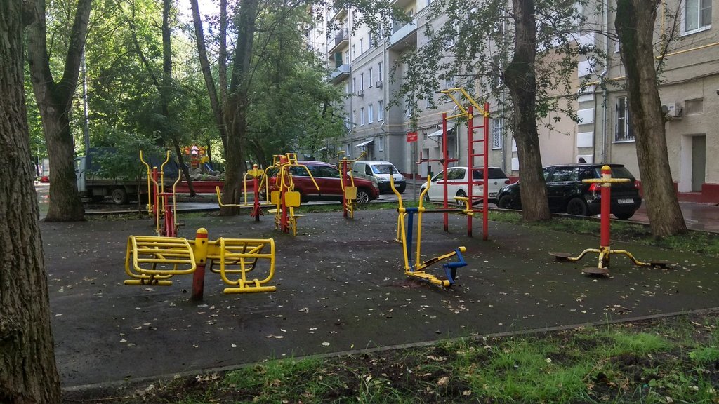Сейчас двор выглядит так. В моем детстве на этом месте была детская площадка и скамейки с общительными бабушками. Где окно с козырьком, была мастерская протезов.