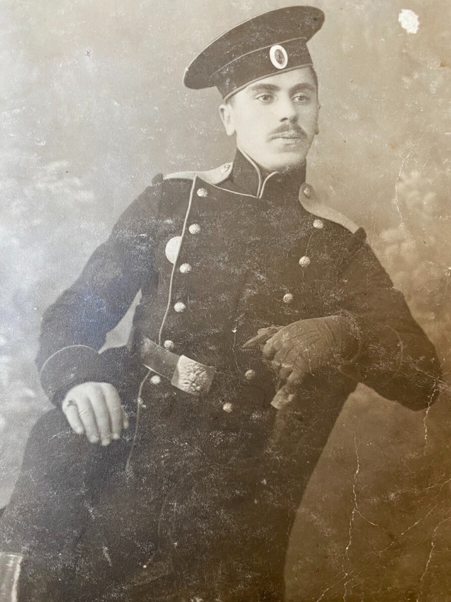 Виден увольнительный жетон вставленный в лацкан мундира