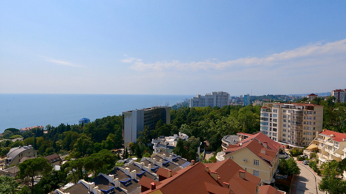 Виды из окон квартир ЖК в сторону центра Сочи