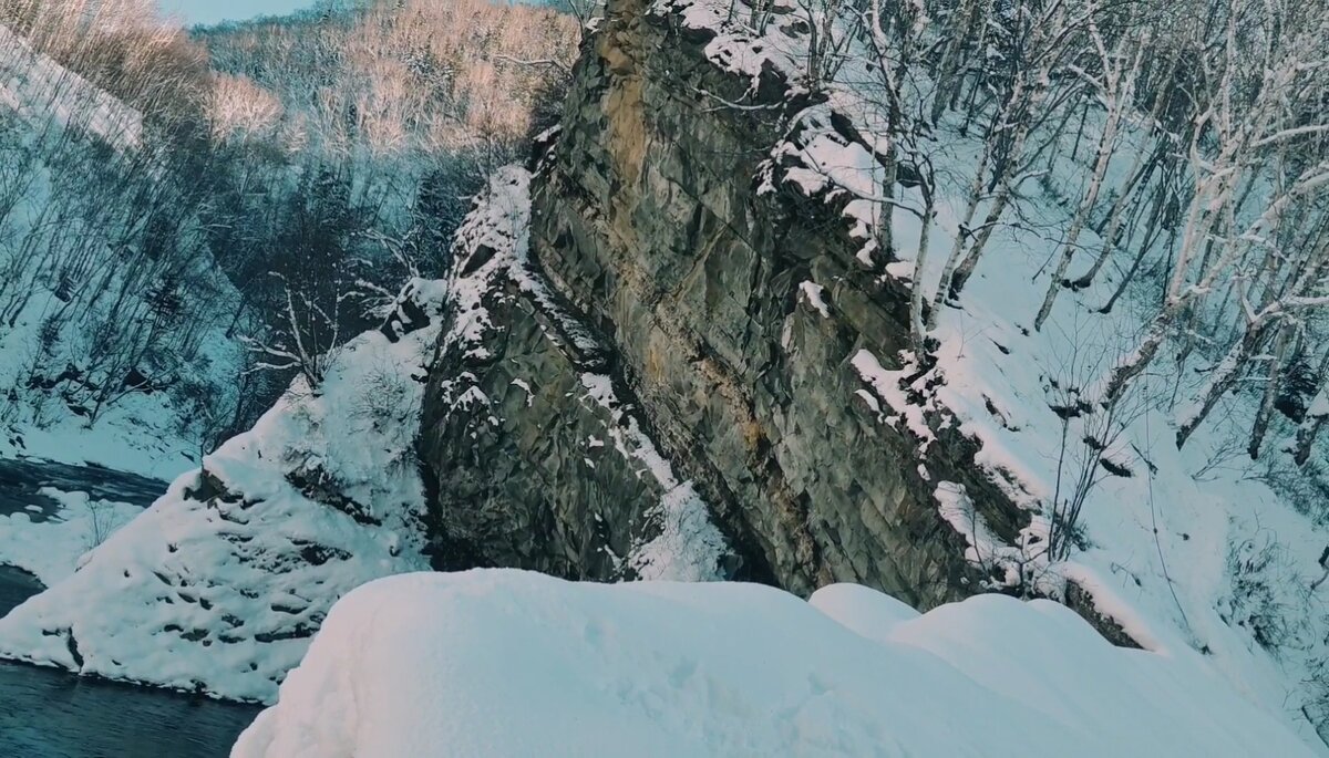 Скала на Быковских порогах. Внешне чем то напоминает скалу Петушок в Горячем Ключе. 
