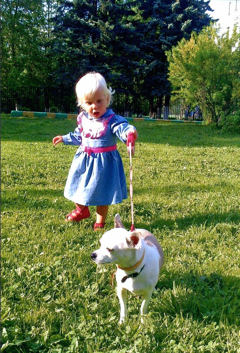 наша дочь гуляет с Люсей