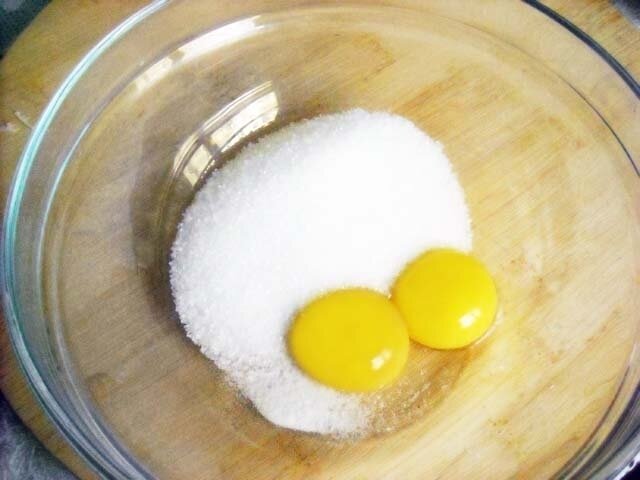 Соль сахар и 2 желтка