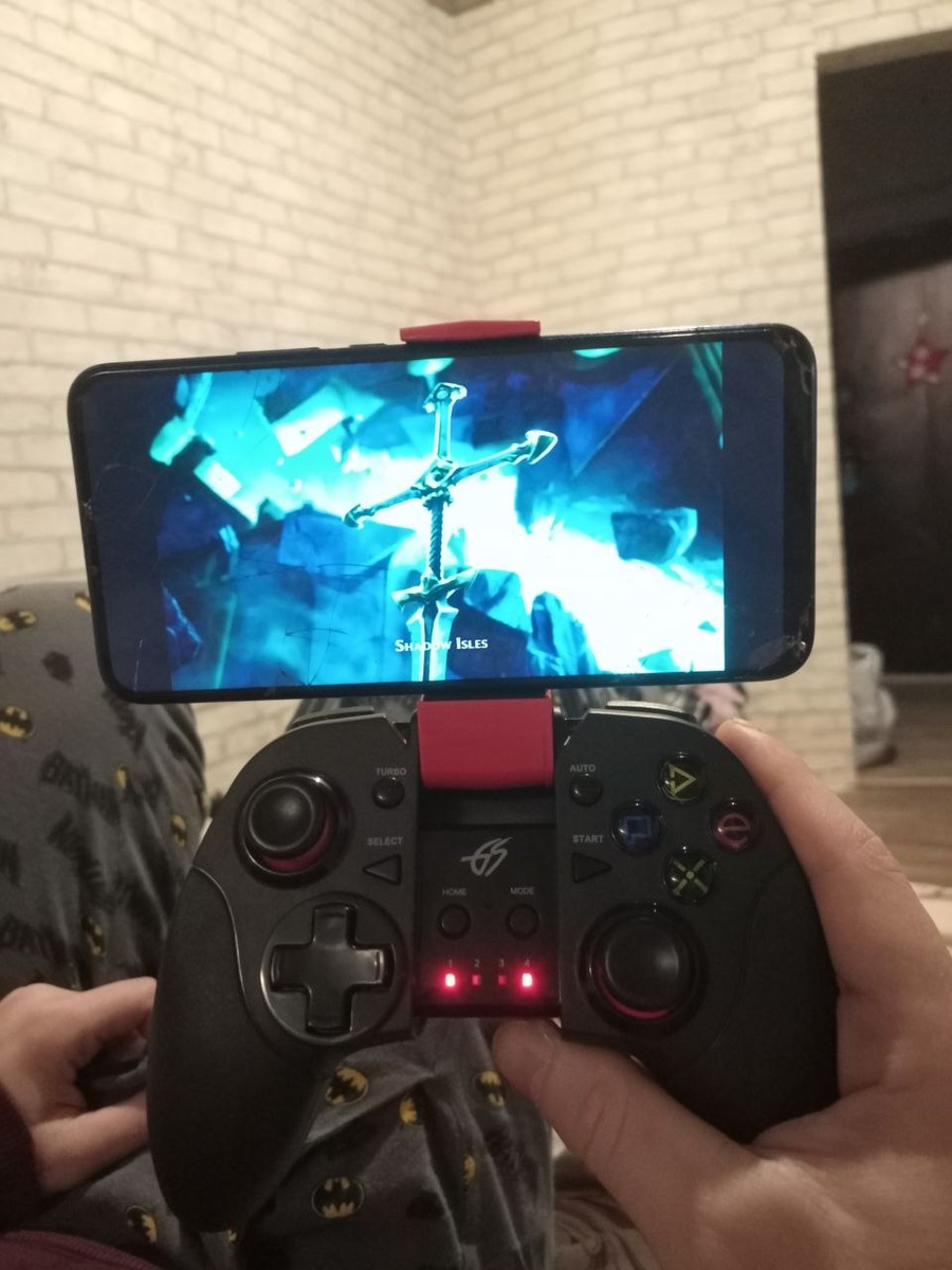 Небольшой, но терпимый минус: телефон немного сдвинут вбок, иначе держатель зажимает кнопку блокировки. 