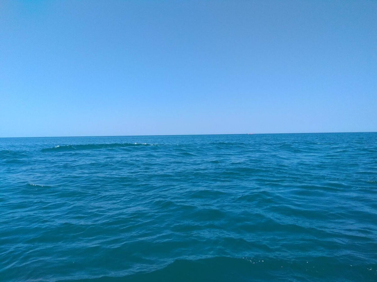 Жизнь, как море. Оно может быть бушующим, а может спокойным. Только человек сильнее моря. Он сам может воздействовать на свое состояние. 